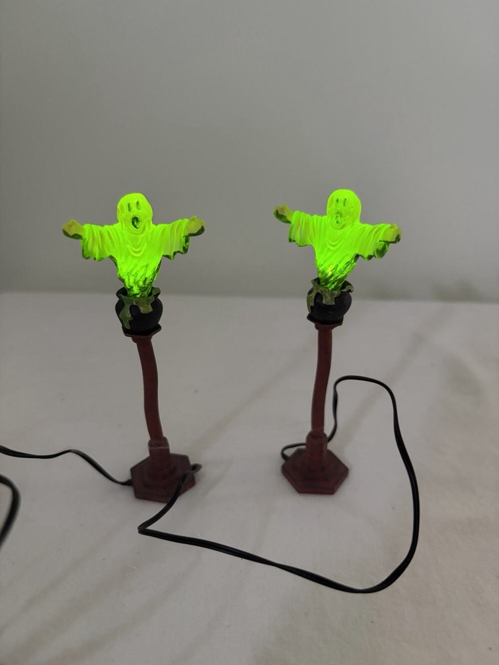 Department 56 Halloween Ghostly Glow Street Lights #53260 Lighted Set of 2